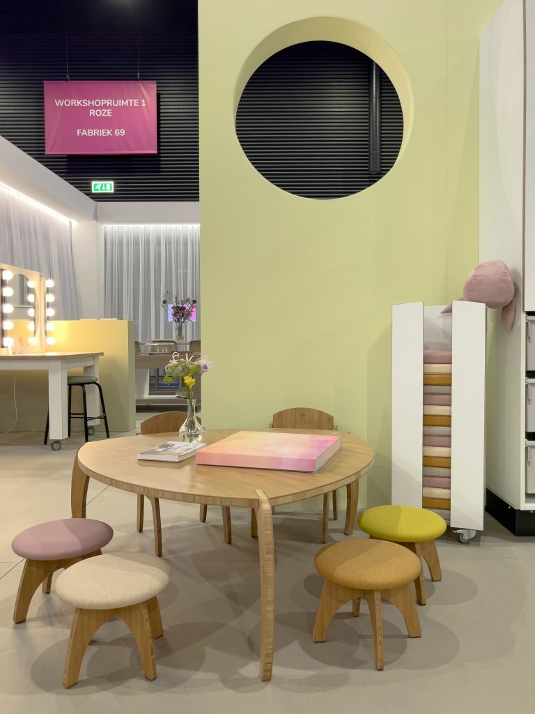 2024 Kindvak Bamboe tafel met krukjes 01