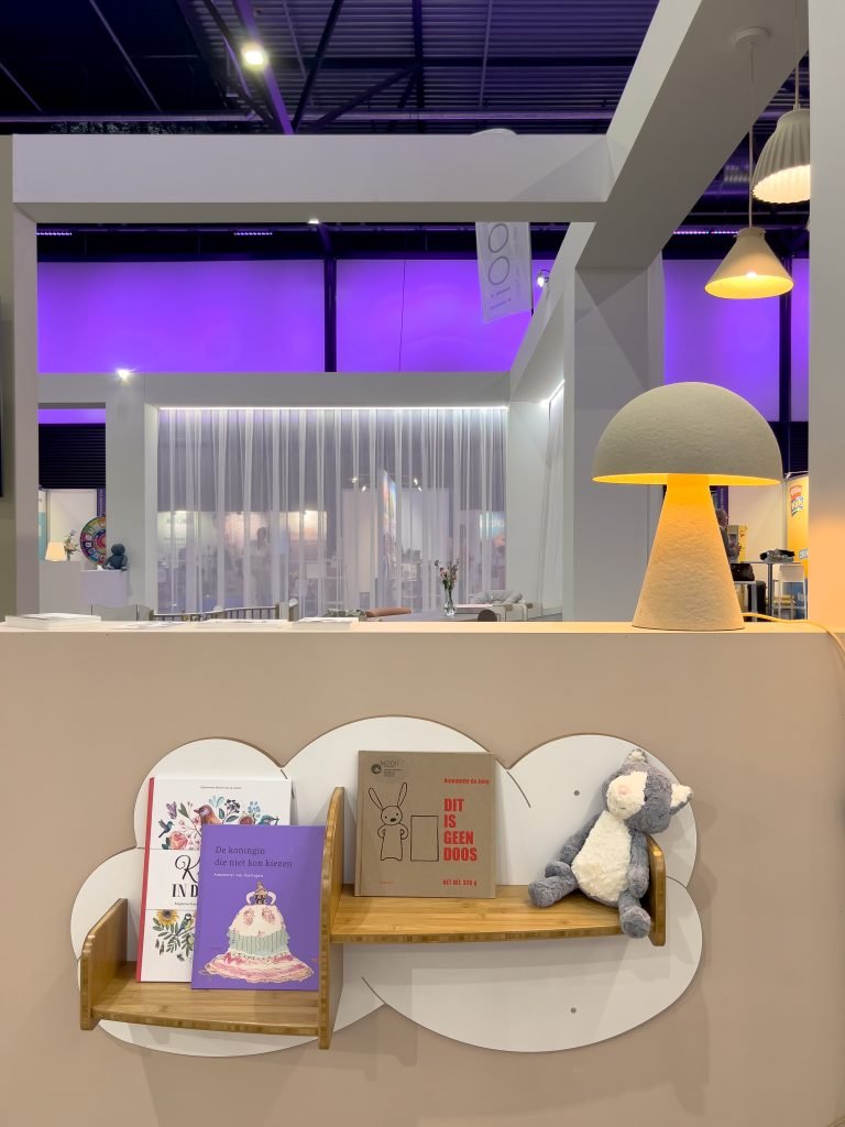 2024 Kindvak Boekenwolk PP Kosmo Lamp