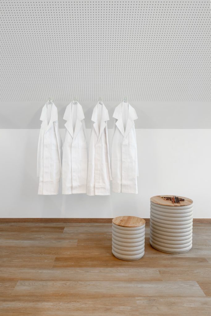 2024 Kindergarden Zwolle labjassen PPL Caterpillar kruk en tafel